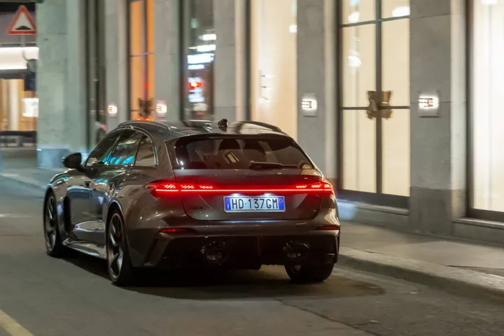 Audi-RS-5-dinamica-posteriore di notte esemplare grigio