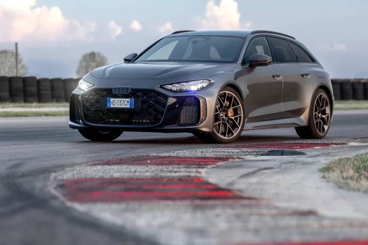 Audi-RS-5-statica-anteriore