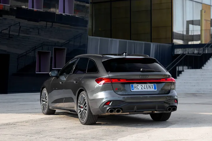 Audi S5 2026 grigia in versione avant posteriore