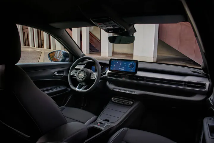 Gli interni Jeep Avenger Black Edition davanti alla Nuvola Lavazza di Torino