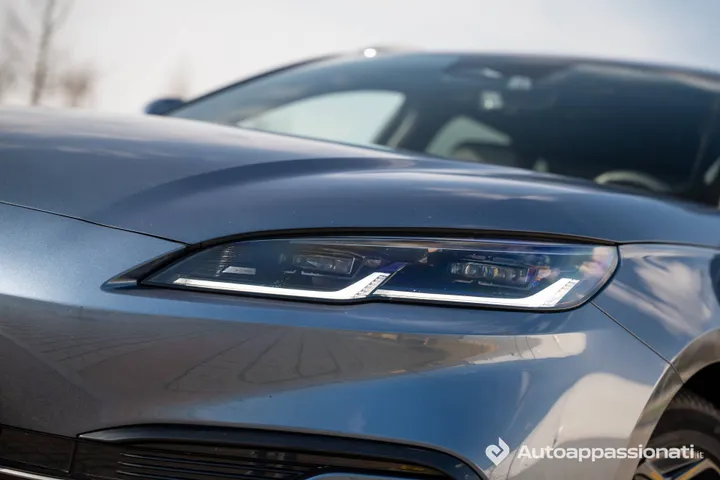 i fari anteriori della BYD Seal 6 Touring DM-i