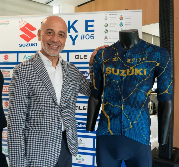 Il presidente di Suzuki Italia Massimo Nalli presenta la maglietta ufficiale del Suzuki Bike Day 2026