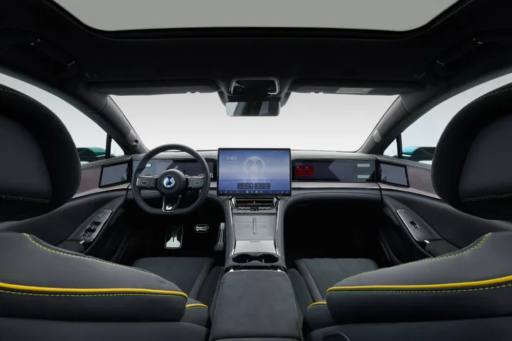 DENZA_Z9GT interni complessiva presa da dietro si vedono volante schermo e plancia completa