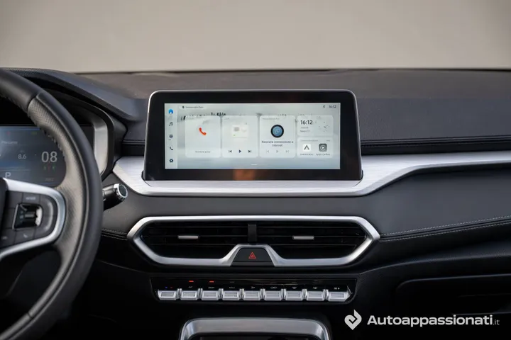 Foto del dettaglio del sistema di infotainment della EMC Sei, con in basso le bocchette del clima e i tasti a pianoforte per comandare il climatizzatore