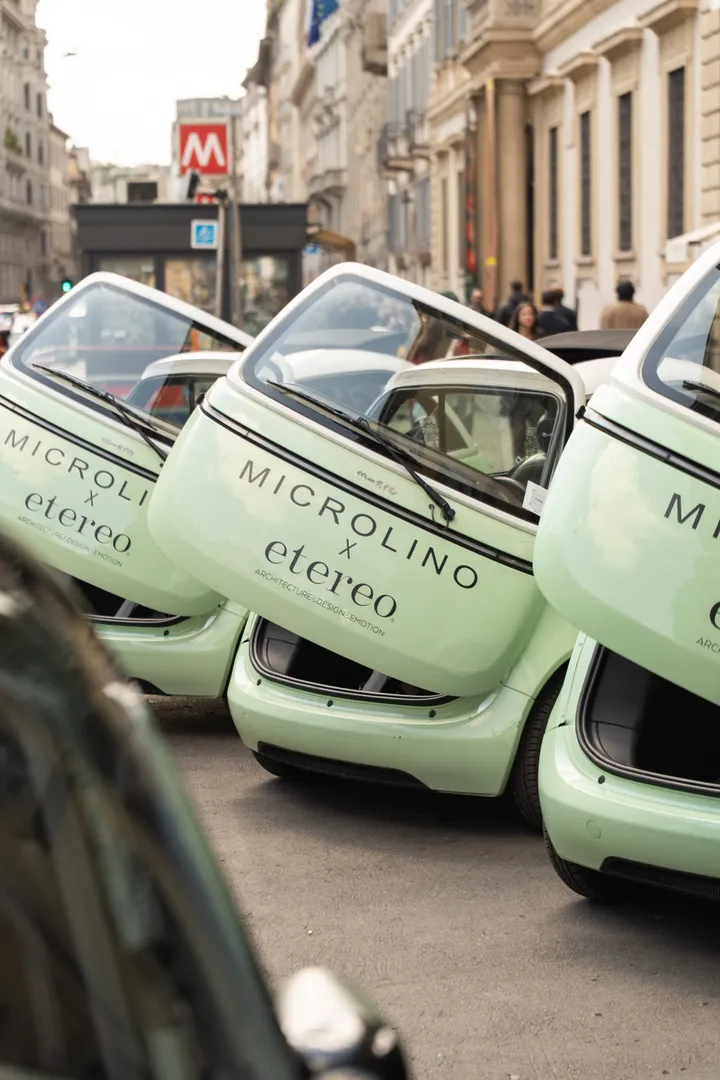 Nell'immagine si vede la Microlino aperta frontalmente