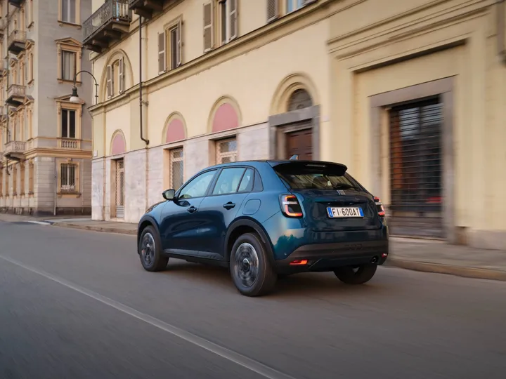 Fiat600Turbo100 di colore blu dinamica con lo sfondo di torino posteriore