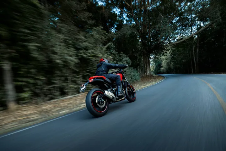 Guerrilla 450 Apex di Royal Enfield posteriore dinamica su strada