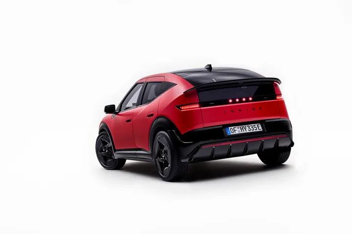 Hyundai IONIQ 3 posteriore della vettura rossa