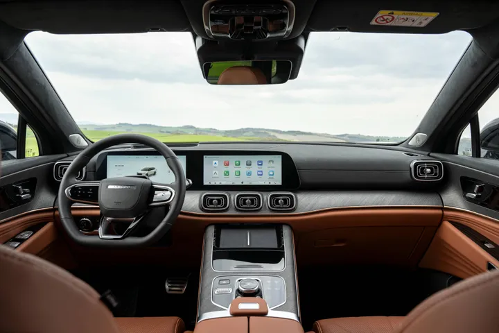 Plancia Jaecoo 8 SHS-P con due grandi display