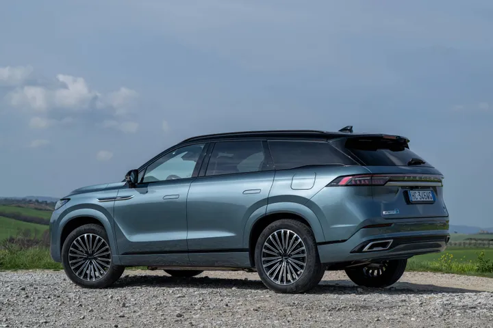 jaecoo 8 shs-p tre quarti posteriore con sfondo colline toscane linea di cintura alta e grandi cerchi