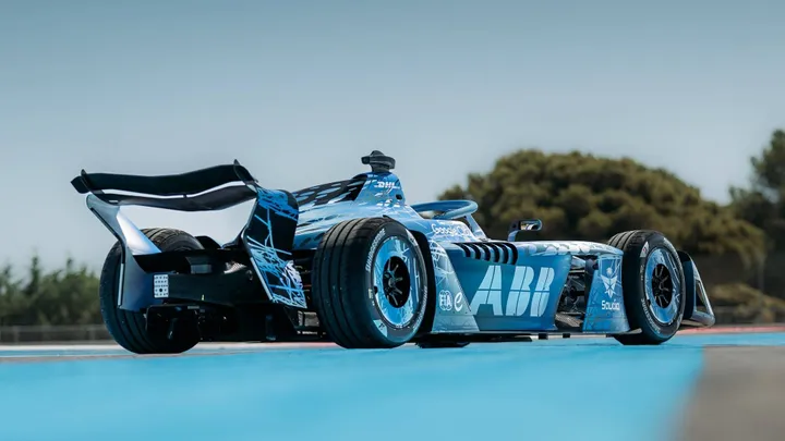 una vista di tre quarti posteriore della nuova Formula E Gen4 sulla pista del Paul Ricard