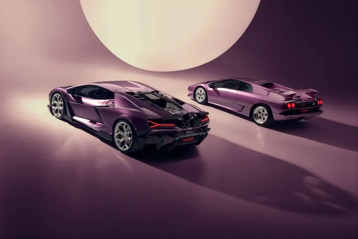 lamborghini-revuelto-novitec posteriore con la diablo sempre di colore viola sullo sfondo