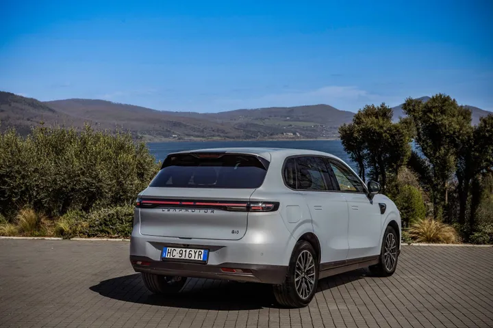 Il posteriore di tre quarti della Leapmotor B10 REEV con dietro il mare e una collina