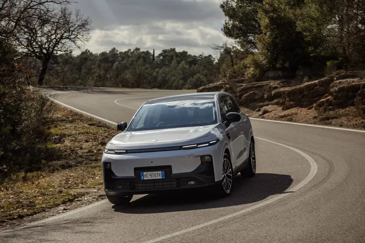 Una foto dinamica dell'anteriore della Leapmotor B10 REEV
