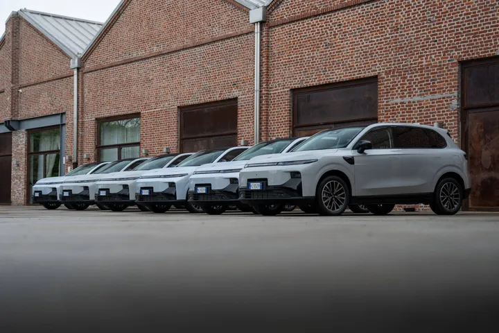 Diversi modelli di Leapmotor B10 REEV parcheggiati con dietro un muro di mattoni a vista