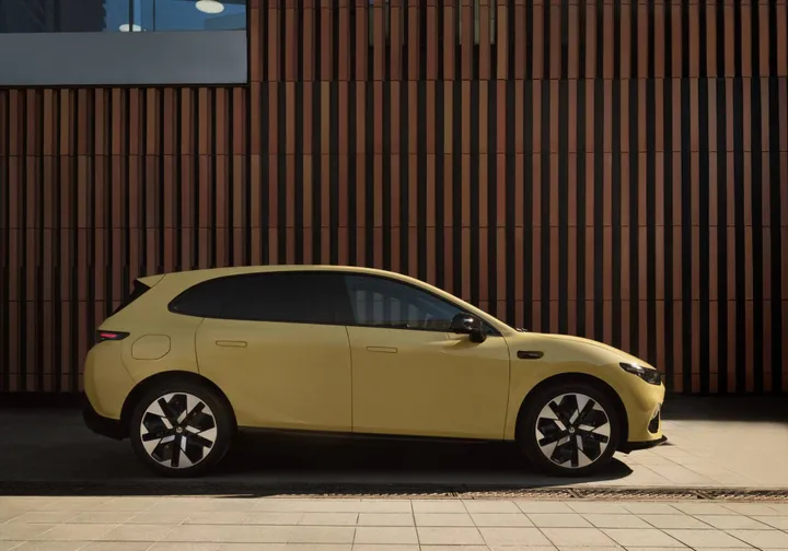 Leapmotor B05 laterale giallo