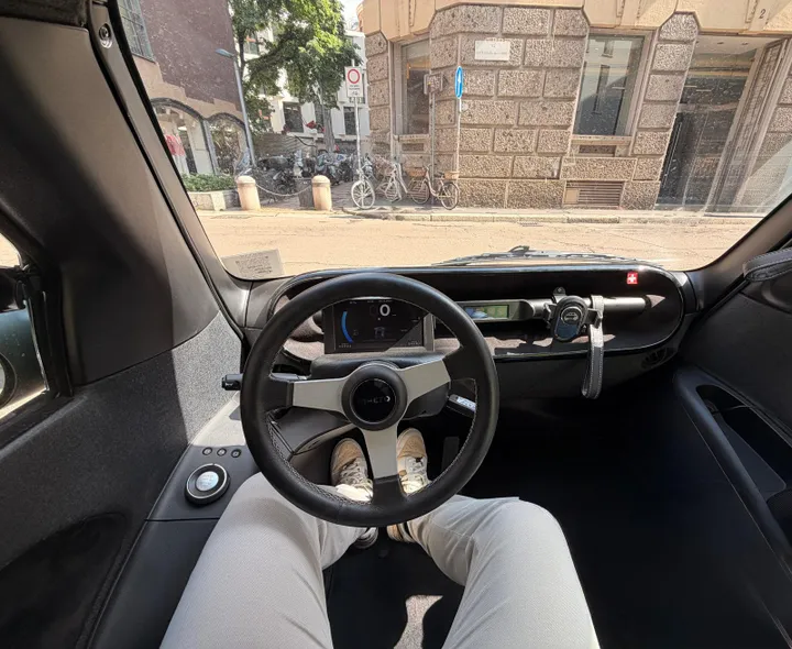 Nell'immagine si vedono gli interni della Microlino