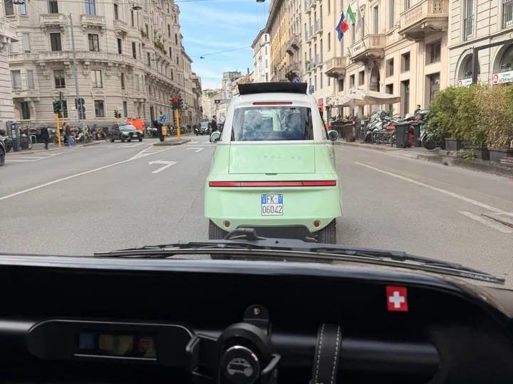 Nell'immagine si vede la Microlino per le strade di Milano