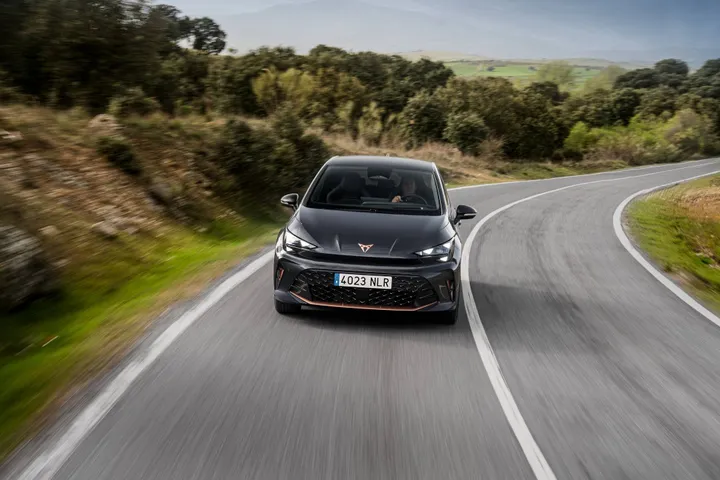 La Cupra Born VZ dinamica su una strada pubblica