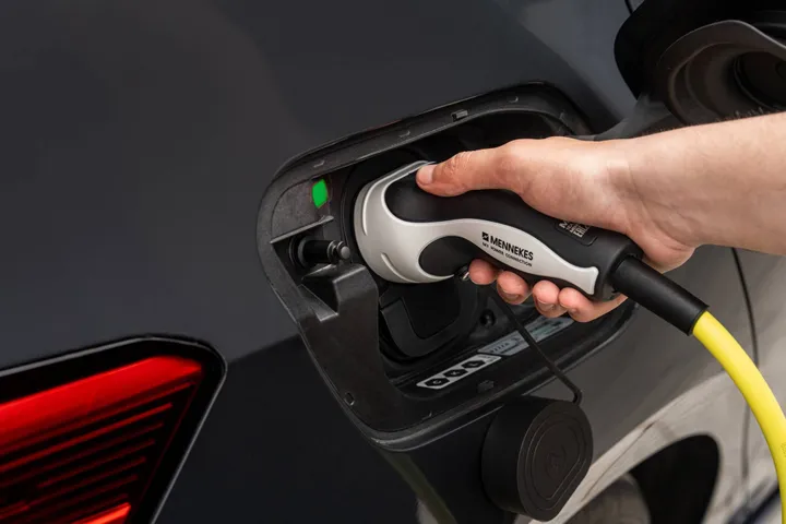 La Cupra Born VZ Timanfaya durante la fase di ricarica