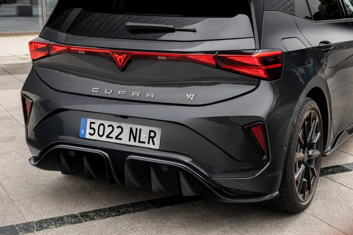 Il posteriore della nuova Cupra Born VZ esalta il diffusore e l'impronta su strada