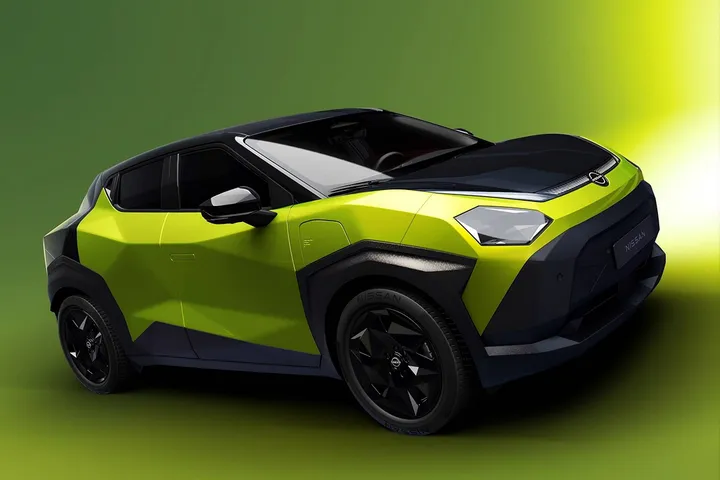 Nuova-Nissan-Juke di colore giallo e nero su sfondo giallo di anteriore