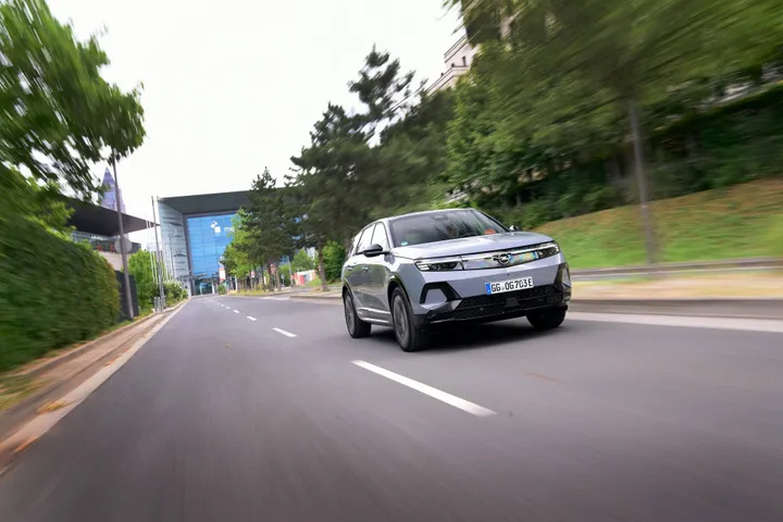 La Opel Grandland AWD su una strada pubblica