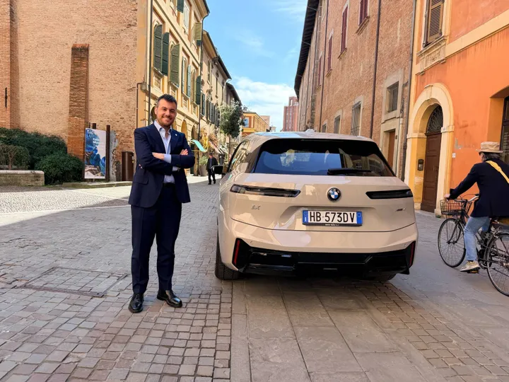 sindaco imola panieri con la bmw ix uno accanto all'altro