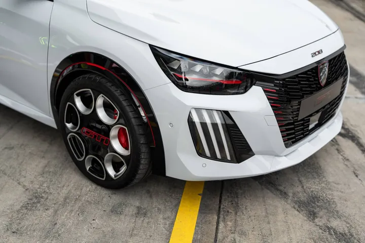 Peugeot 208 GTi cerchi e frontale