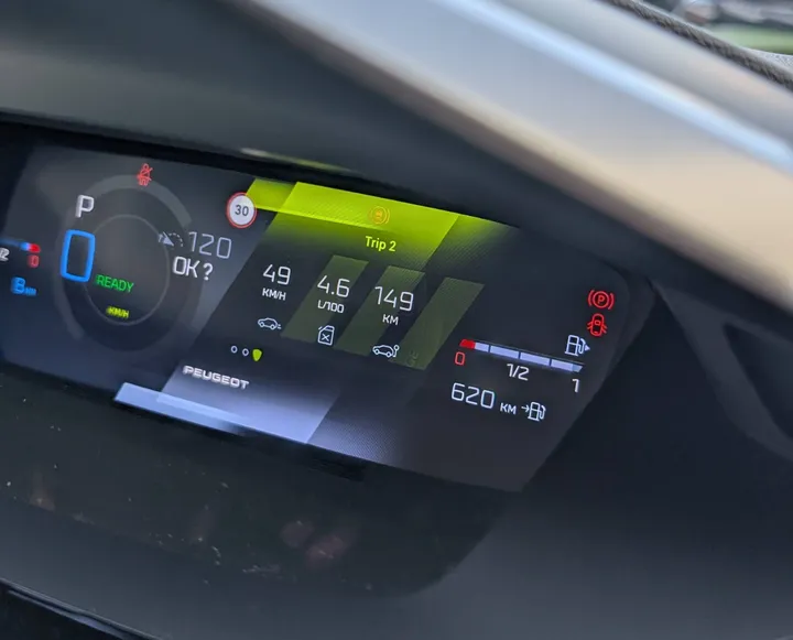 Peugeot 408 2026 consumi PHEV