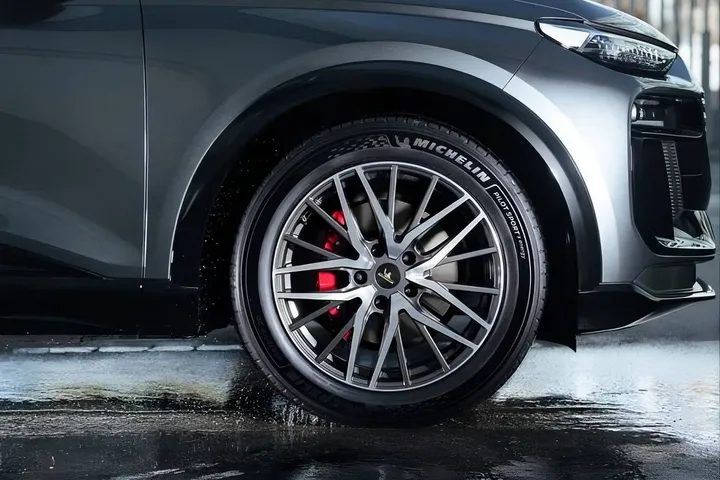 Nell'immagine si vede lo pneumatico Pilot Sport Energy di Michelin su una macchina