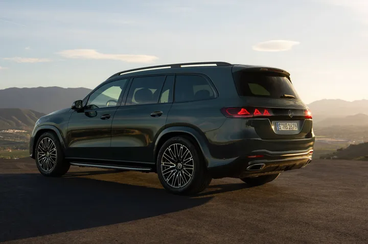 Mercedes GLS posizione posteriore e sfondo tramonto