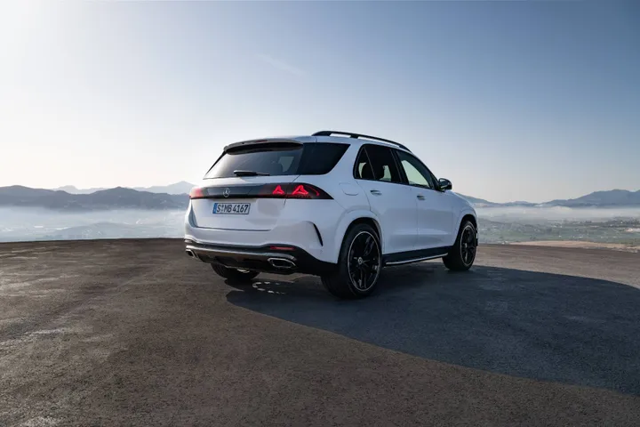 Mercedes GLE 2026 posteriore di colore bianco