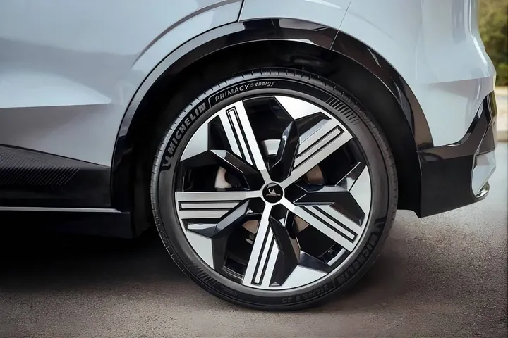 Nell'immagine si vede lo pneumatico Primacy Energy 5 di Michelin su una macchina