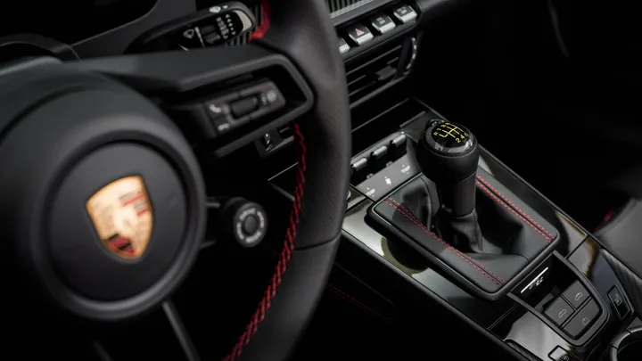 Porsche 911 GT3 S/C di colore rosso dettaglio del cambio manuale