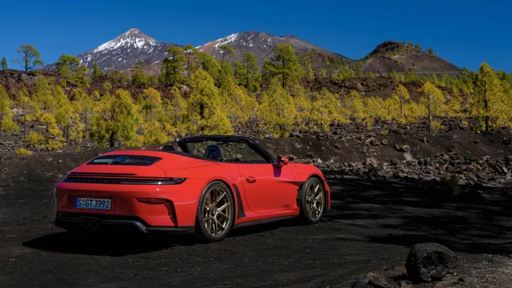 Porsche 911 GT3 S/C di colore rosso posteriore in statica