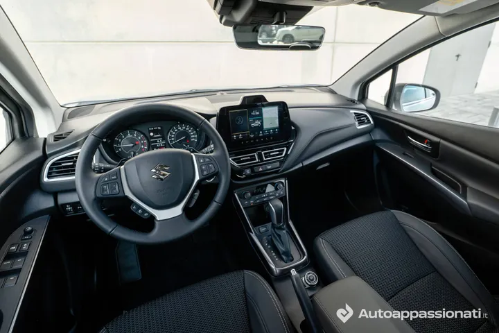 L'abitacolo della Suzuki S-Cross 2026
