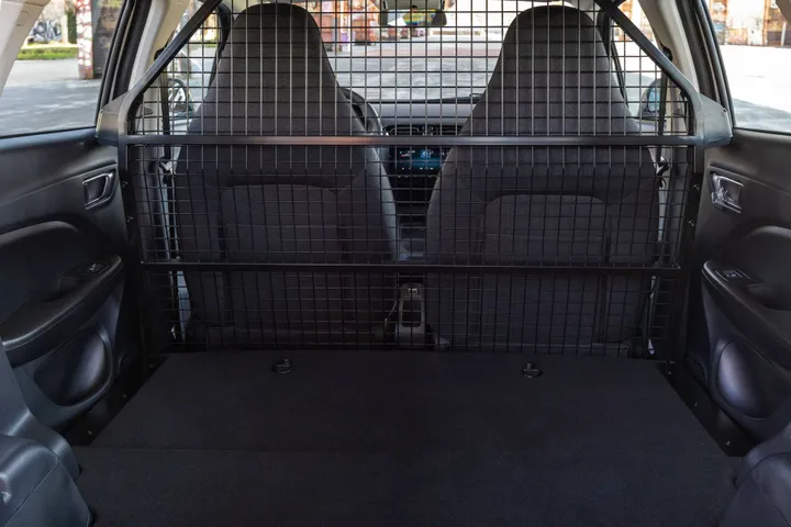 La parete divisoria della Leapmotor T03 Van isola l'abitacolo dal vano di carico rivestito in moquette