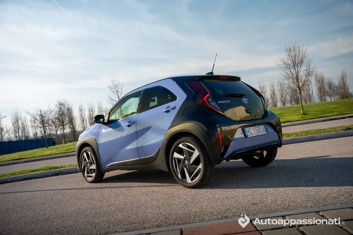 Toyota-Aygo-X-hybrid posteriore completo della vettura