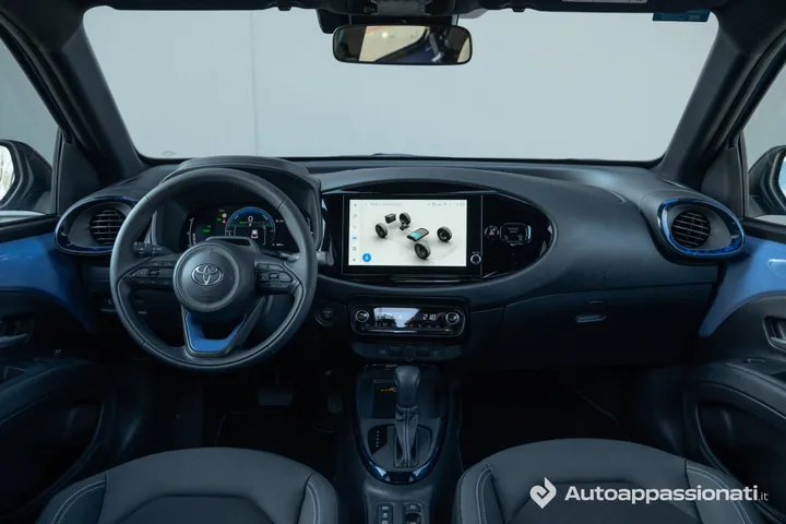 Toyota-Aygo-X-hybrid complessiva degli interni tra sedili schermi e volante