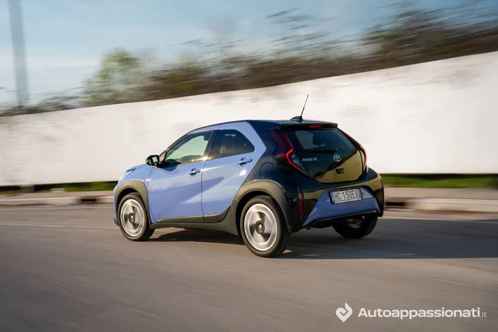 toyota-aygo-x-posteriore-dinamica