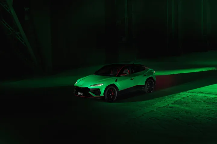 urus-tettonero-frontale colore verde sfondo nero e luci verdi