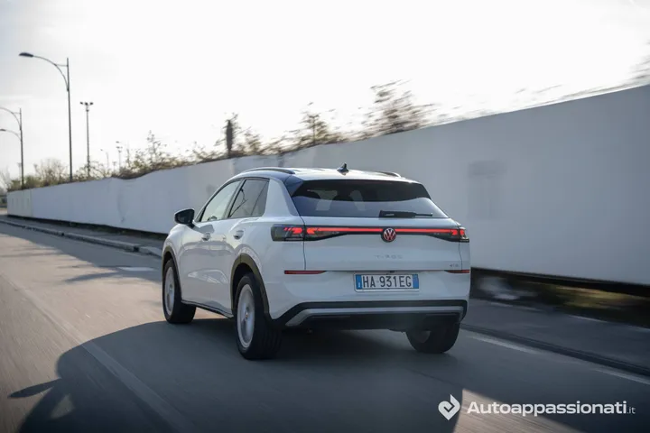 Volkswagen T-Roc 2026 foto dinamica posteriore