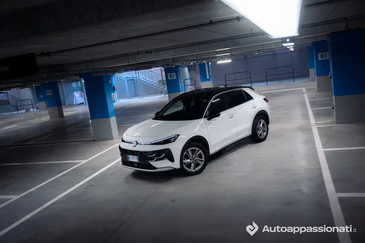 Volkswagen T-Roc 2026 in un garage