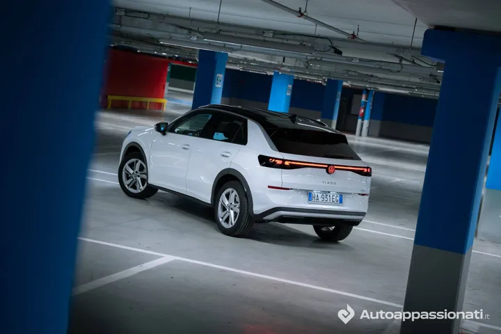 foto statica del posteriore di Volkswagen T-Roc 2026