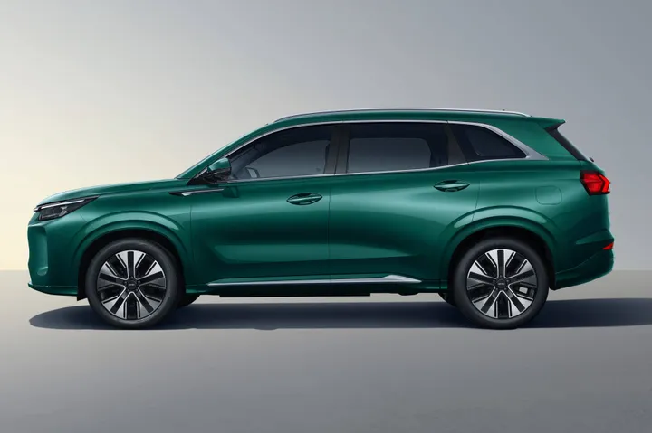 DFSK E5 Plus di colore verde in posizione laterale