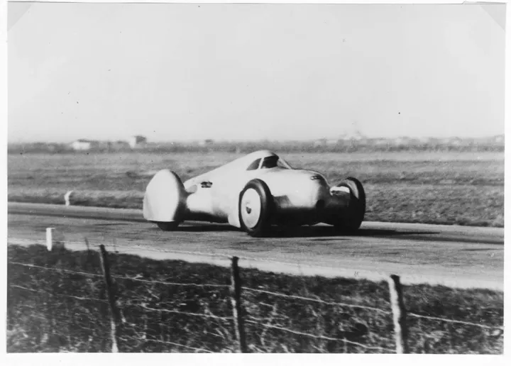 UNa foto in bianco e nero dell'Auto Union Lucca del 1935