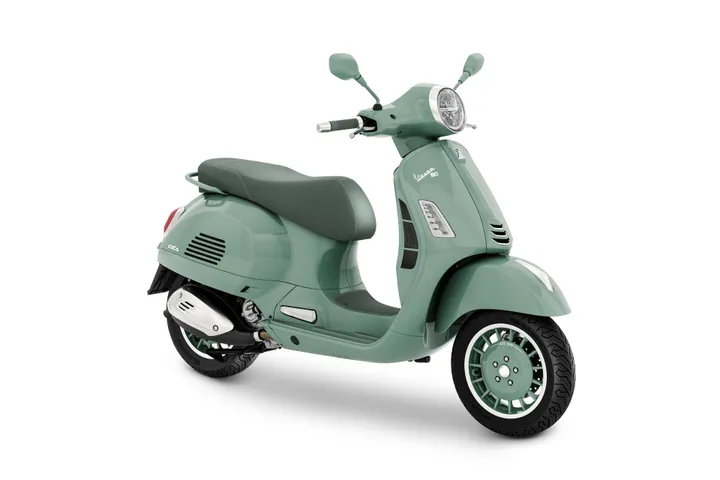 vespa-gts-80th di colore verde salvia di lato