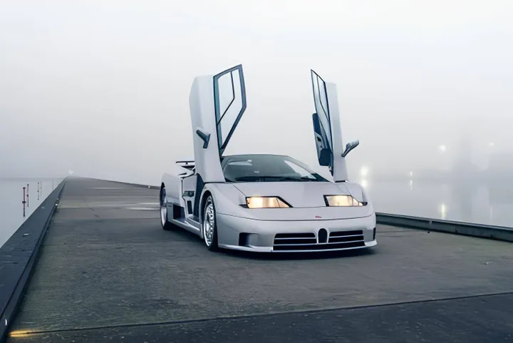 Nell'immagine si vede la Bugatti EB110 su uno sfondo nebbioso