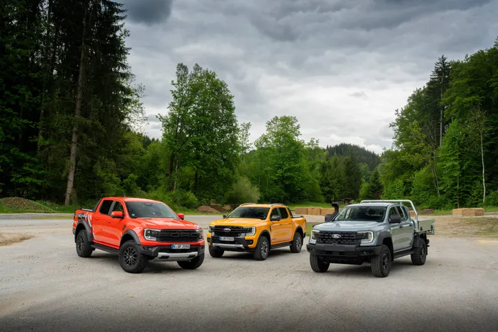 Nell'immagine si vede la gamma Ranger d Ford con il nuovo Super Duty a destra